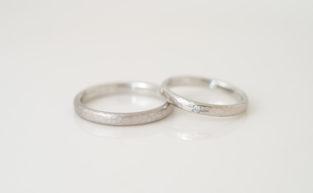 山のイラストが入った槌目模様のプラチナ結婚指輪 Toumeina 名古屋