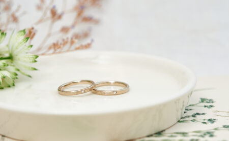 太陽ドット留めと槌目模様のK18シャンパンゴールドの結婚指輪