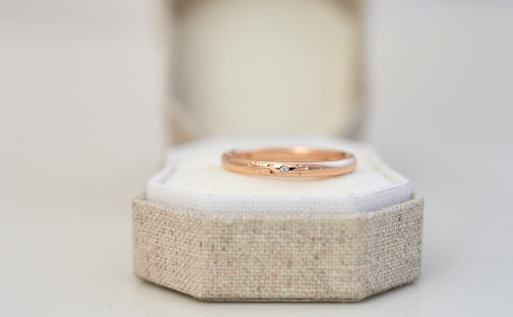 草花彫りとダイヤモンドのK18ピンクゴールドの婚約指輪