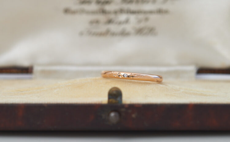 草花彫りとダイヤモンドのK18ピンクゴールドの婚約指輪