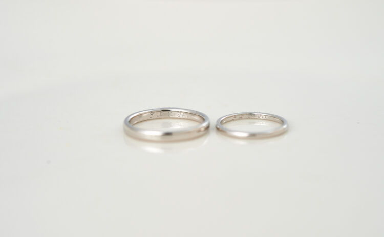 ニコちゃんマークとニックネームの裏彫りが入ったプラチナの結婚指輪