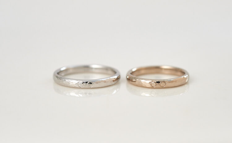 眼鏡の彫りと槌目模様のプラチナ・K18WG結婚指輪