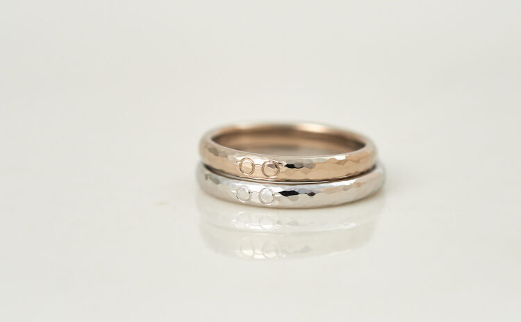 眼鏡の彫りと槌目模様のプラチナ・K18WG結婚指輪